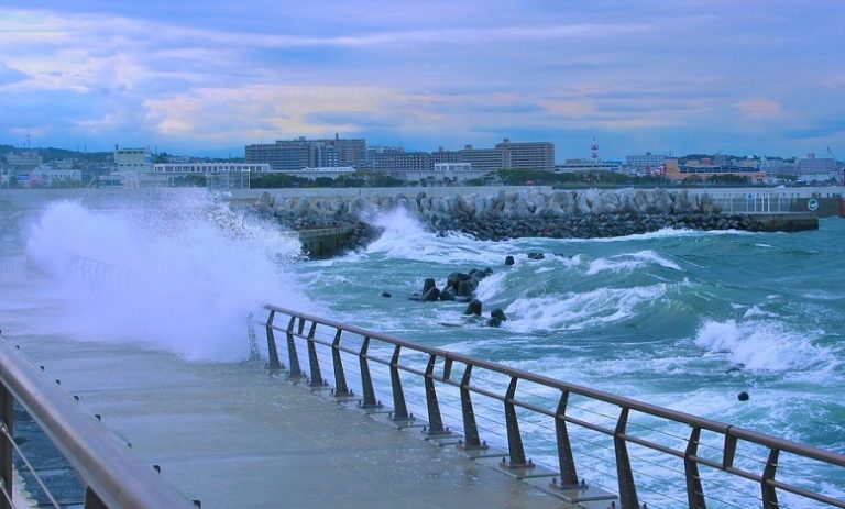 dreaming about big ocean waves meaning